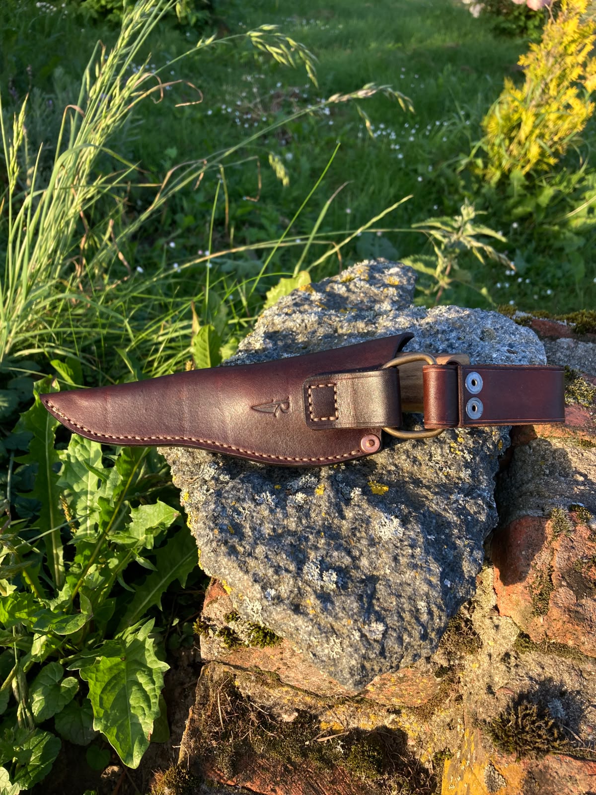 Close-up of Japanese Pagoda Tree handle with G10 liners and carbon pin